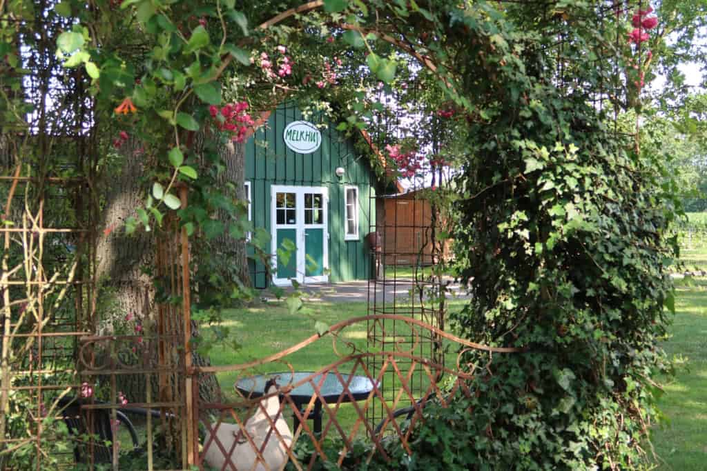 Melkhus Bauernhofcafé in 29640 Schneverdingen-Heber - Blick auf das Melkhus aus dem Garten