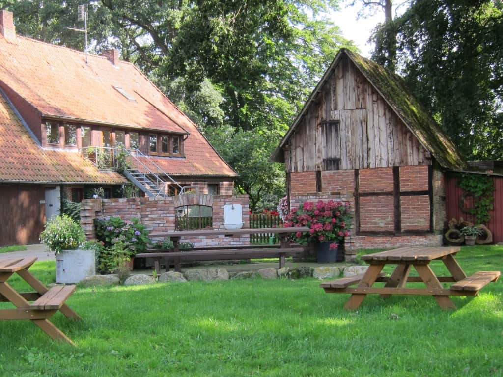Sitzplätze im Garten am Melkhus in HeberDer große Garten unter den alten Eichen bietet viel Platz auch für Gruppen (nach Voranmeldung)