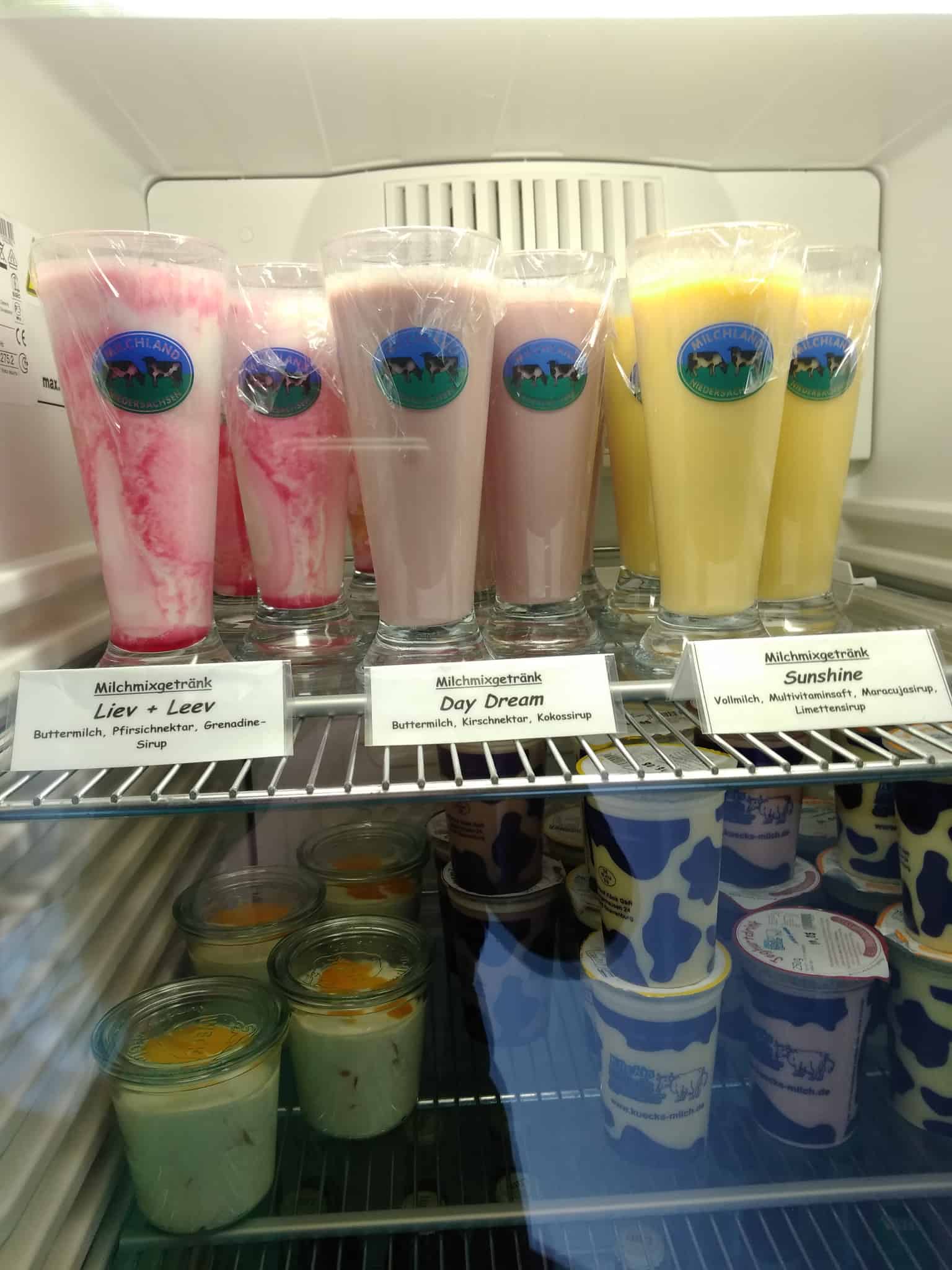 Frisches Angebot von Milchmixgetränken und Quarkspeisen im Melkhus in Heber