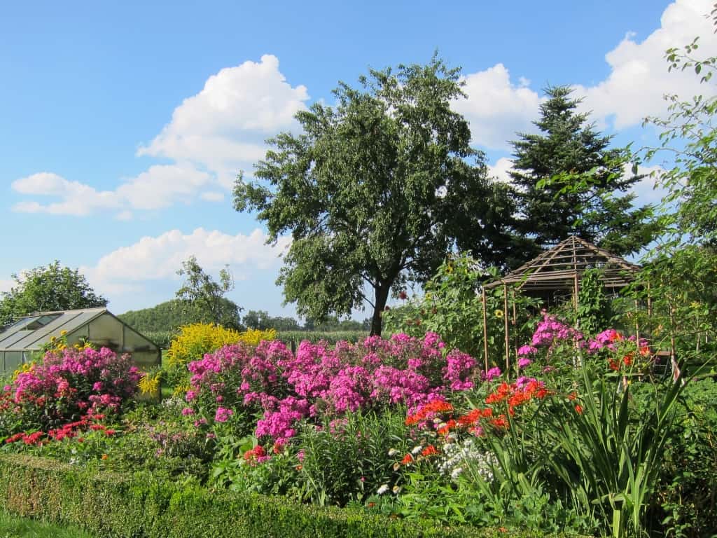 Prachtvolle Staudenrabatten im Bauerngarten im Melkhus in Schneverdingen-Heber/Lüneburger Heide